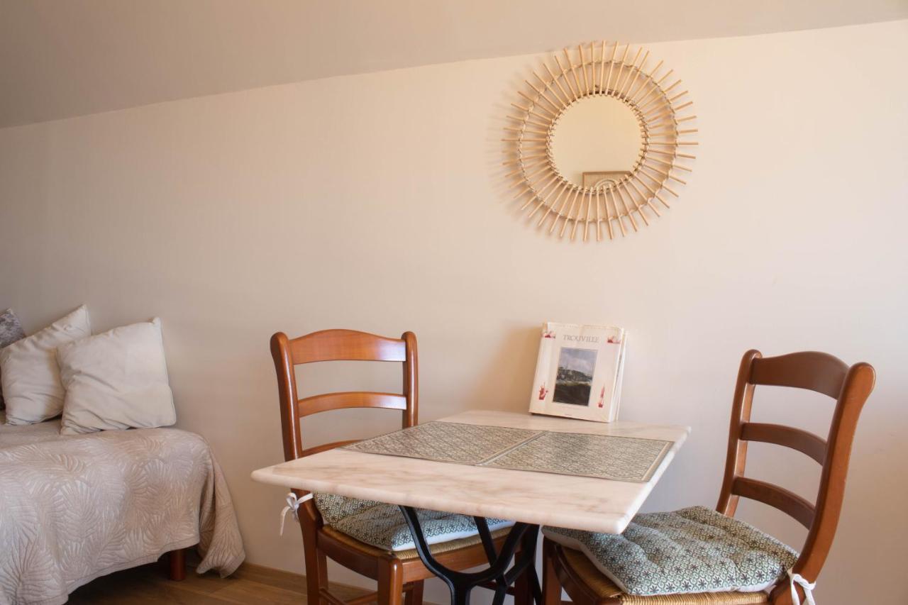 Du Cote De Chez Swann 1 Bed & Breakfast ทรูวิลล์-ซูร์-แมร์ ภายนอก รูปภาพ